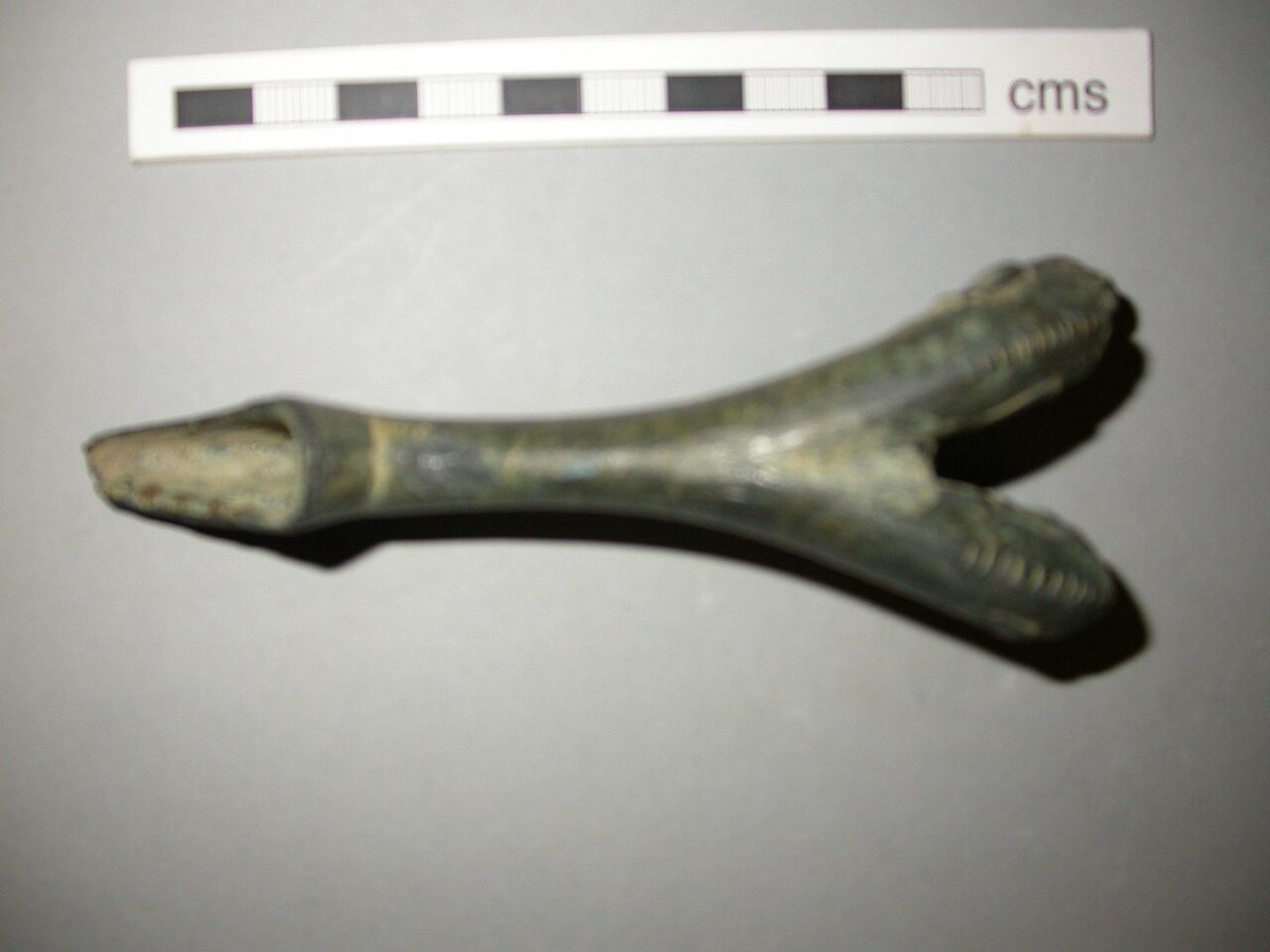 Double headed spout from above (FindID 67716)