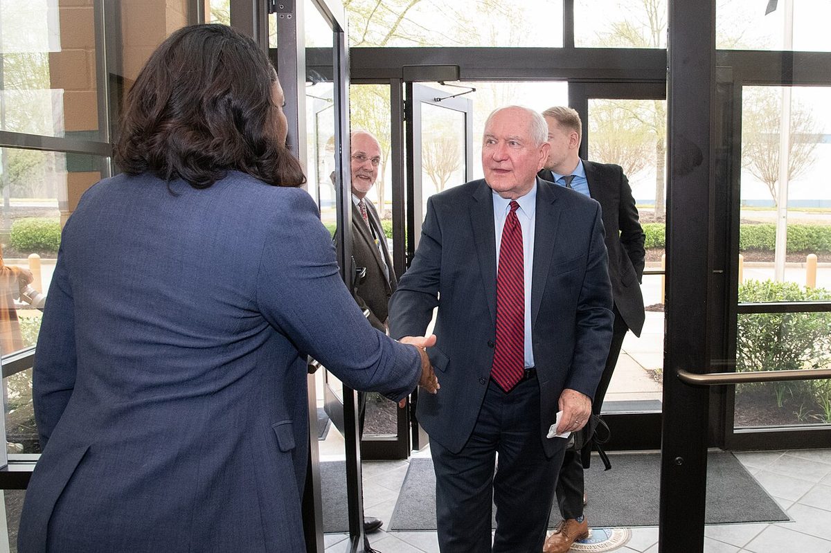 Secretary Perdue visits APHIS Detector Dog Trainers and Trainees (20190405-OSEC-LSC-0270)