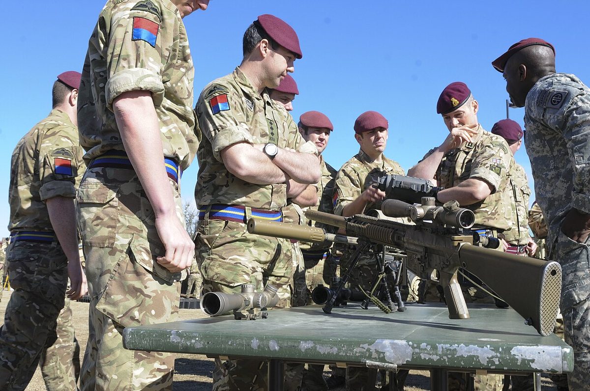 British paratroopers get hands on during the 2BCT Demonstration Day 150318-A-ZK259-148