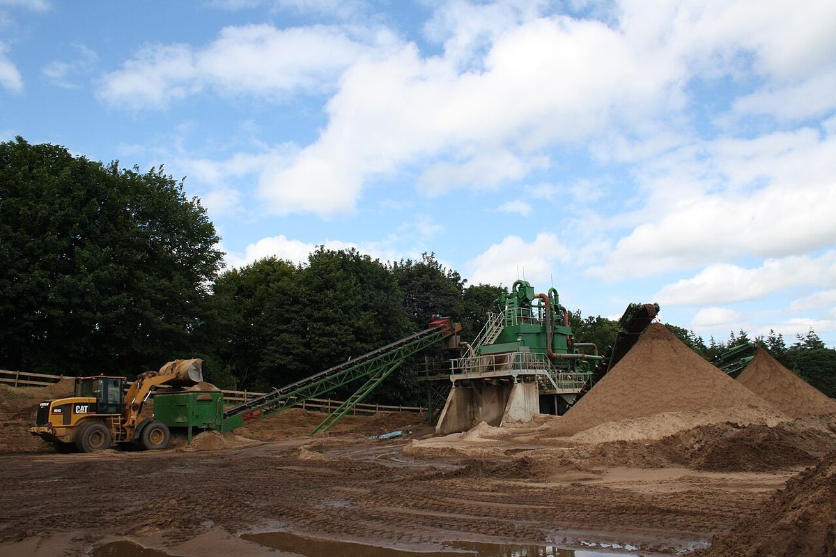 CAT loading shovel feeding CDE Evowash plant